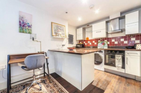 Rotary Court - Riverside 1BD apartment near Hampton Court Palace